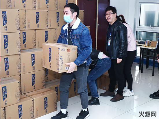 感恩員工,溫暖新春!火爆網(wǎng)為員工發(fā)放春節(jié)福利! 感恩員工,溫暖新春!火爆網(wǎng)為員工發(fā)放春節(jié)福利!