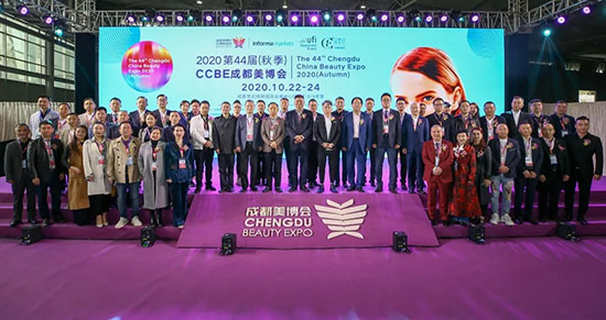 全國各地40余位行業(yè)商協(xié)會(huì)會(huì)長(zhǎng)參與CCBE開幕式 全國各地40余位行業(yè)商協(xié)會(huì)會(huì)長(zhǎng)參與CCBE開幕式