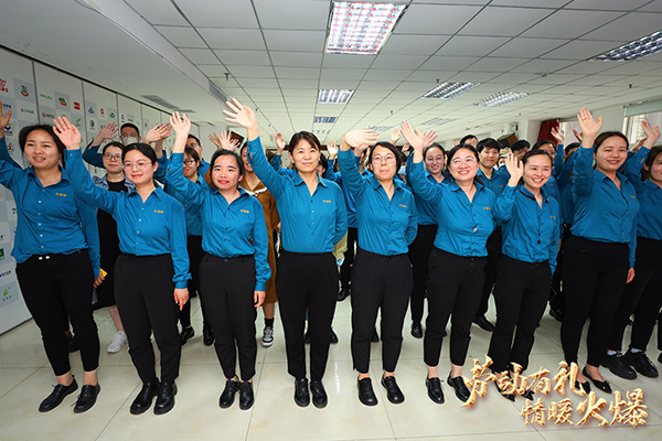 勞動(dòng)有禮,情暖火爆!火爆網(wǎng)為員工派送五一勞動(dòng)節(jié)福利 勞動(dòng)有禮,情暖火爆!火爆網(wǎng)為員工派送五一勞動(dòng)節(jié)福利